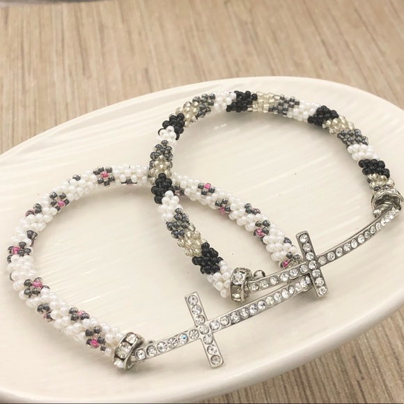 🌼 Multicolor Seed Bead Sideways Christian Cross Stretch Bracelet - Picture 2 of 3